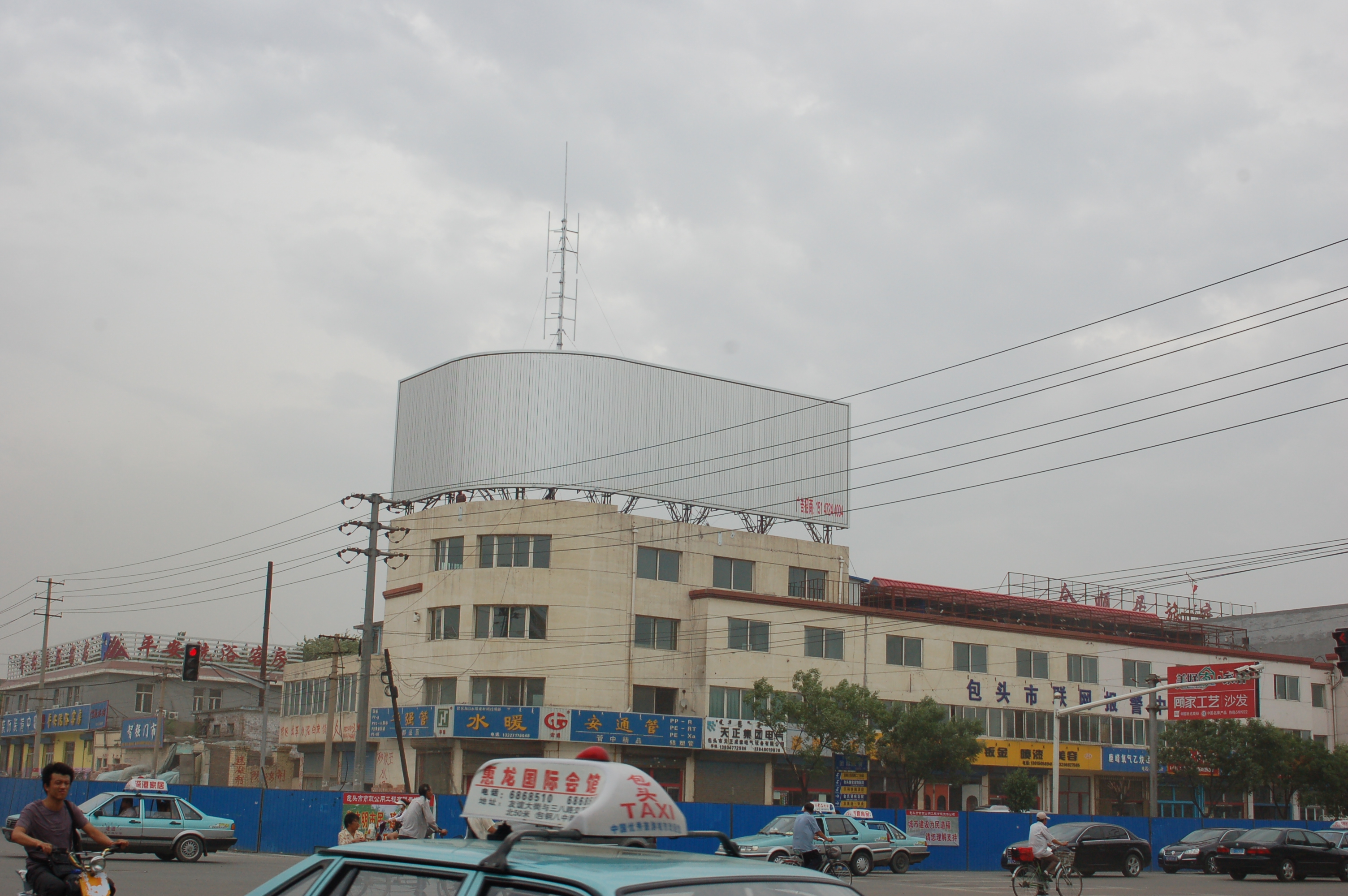 包头市昆都仑区团结大街与白云路交叉口广告位 现场图片